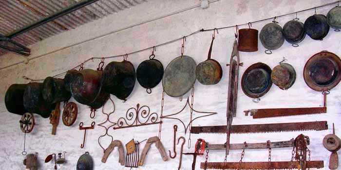 Antichi utensili Agriturismo Monte Pira a Tresnuraghes, vicino a Bosa.